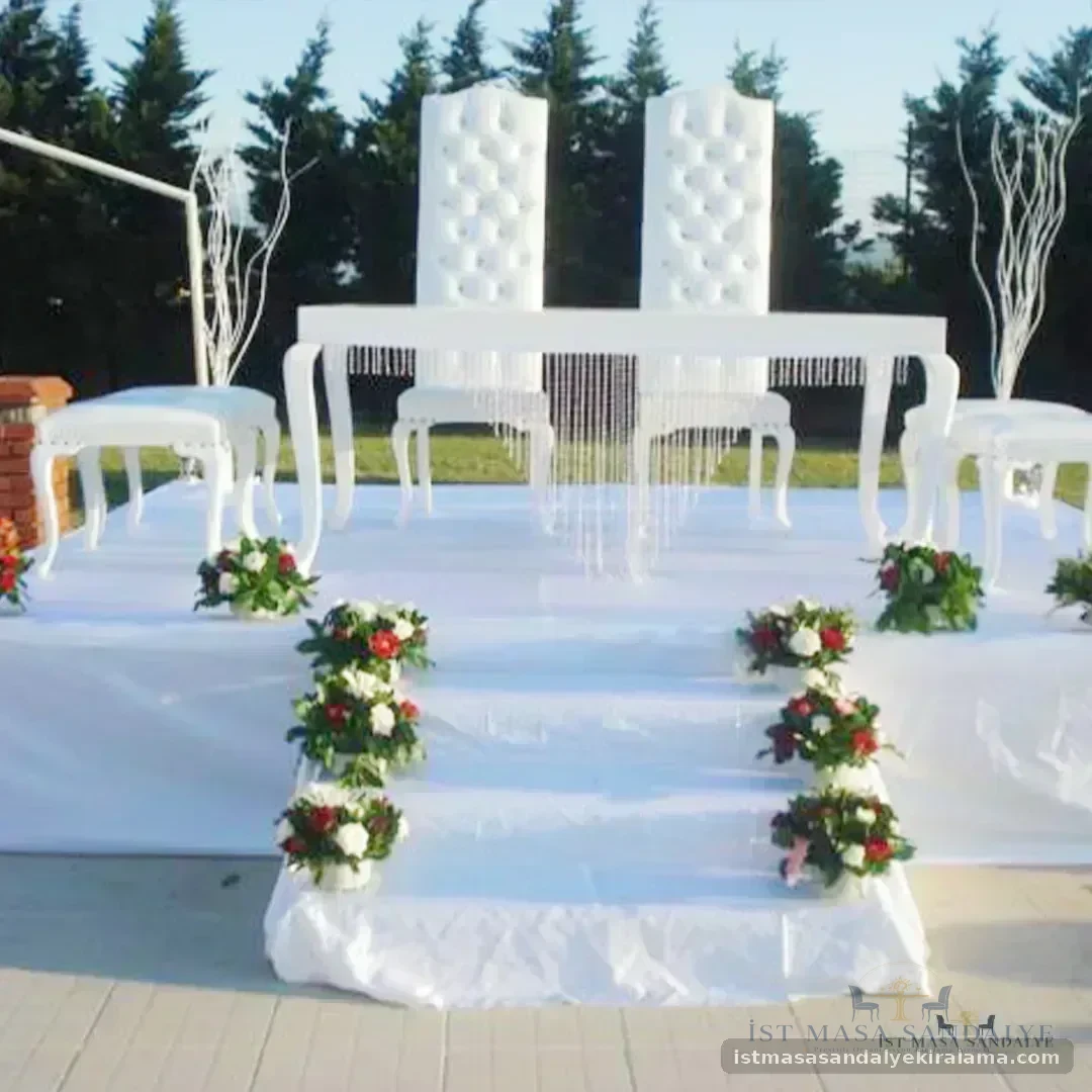 Beyaz Nikah Masası Ve Sandalye Düzeni Beyaz nikah masası ve sandalye düzeni